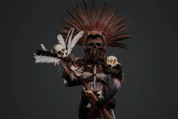 Boyalı Vücudu Tüylü Başlığı Olan Eski Bir Şaman Kadının Stüdyo — Stok fotoğraf