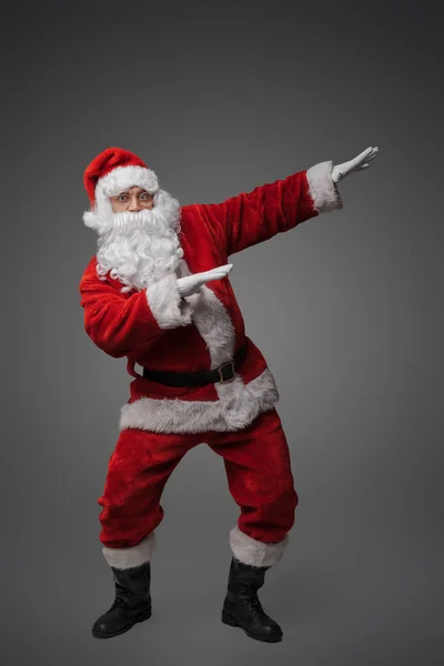 Gri Arka Planda Gözlüklü Sakallı Komik Yaşlı Noel Baba Nın — Stok fotoğraf
