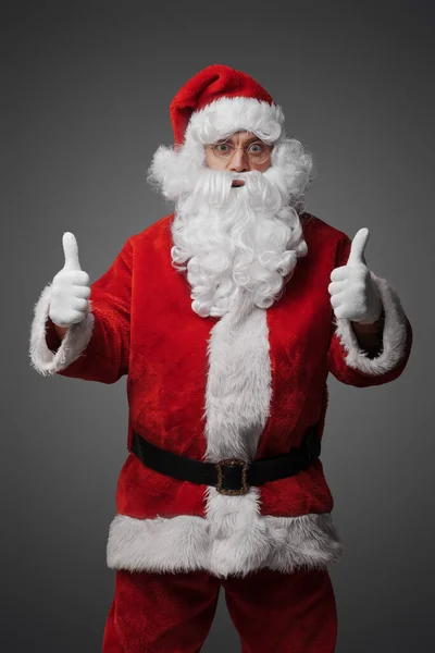 Portret Van Geïsoleerd Grijze Kerstman Met Duimen Rood Pak Hoed — Stockfoto