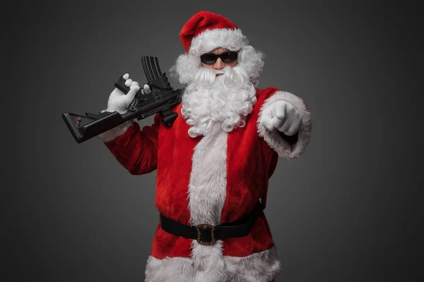 Prise Vue Père Noël Cool Tenant Fusil Sur Son Épaule — Photo