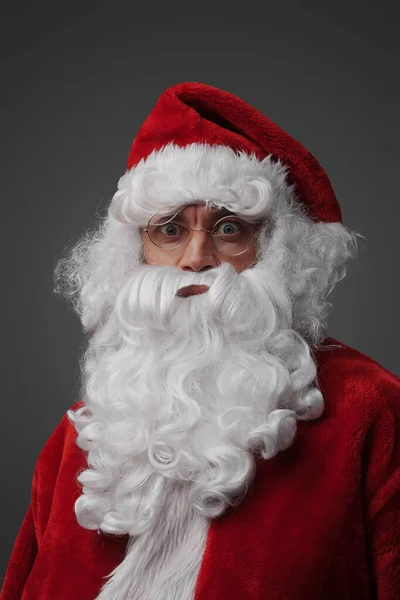 Porträt Des Weihnachtsmannes Mit Bart Und Rotem Kostüm Vor Grauem — Stockfoto
