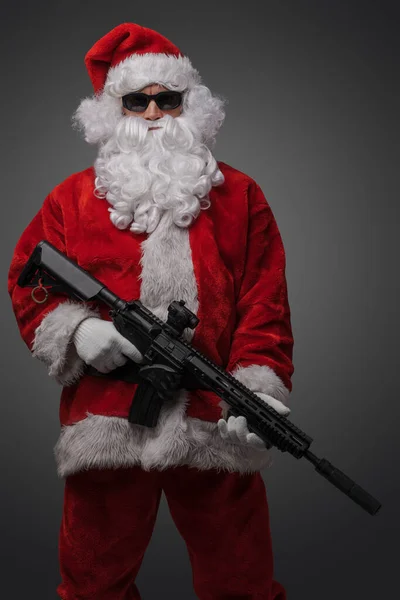 Fusillade Père Noël Claus Avec Fusil Lunettes Soleil Vêtus Costume — Photo