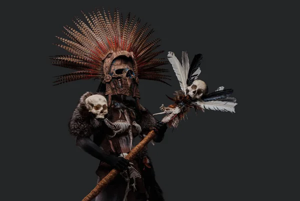 Студийный Снимок Жуткой Ведьмы Ацтека Одетой Костюм Аборигенов Оперенным Головным — стоковое фото