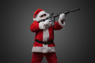 Uzun sakallı, tüfekli Noel Baba nişancısının stüdyo fotoğrafı..