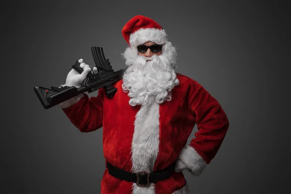 Tourné Noël Santa Claus Avec Costume Rouge Fusil Sur Fond — Photo