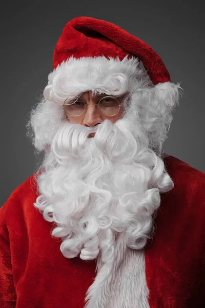 Portret Van Kerstman Met Baard Rood Kostuum Tegen Grijze Achtergrond — Stockfoto
