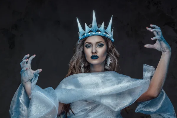 Karlı Buz Kraliçesi Nin Stüdyo Portresi Karanlık Arka Planda Büyücülük — Stok fotoğraf
