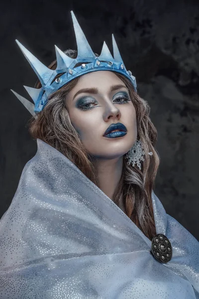 Makyajlı Pelerinli Çekici Buz Kız Portresi Kameraya Bakıyor — Stok fotoğraf