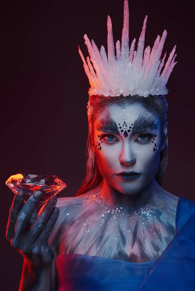 Büyüleyici Buz Kraliçesinin Portresi Kırmızı Işık Altında — Stok fotoğraf