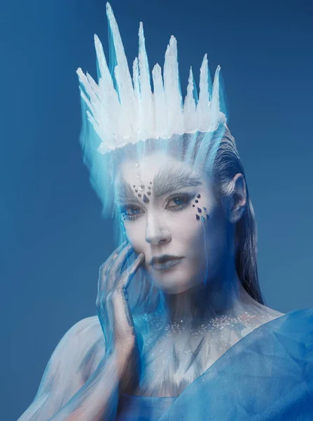 Kar Kraliçesi Nin Stüdyo Portresi Donmuş Derisi Tacıyla Kameraya Bakıyor — Stok fotoğraf