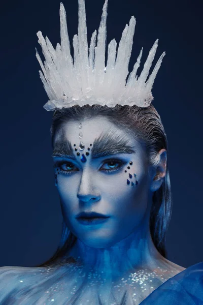 Boyalı Derili Mavi Pelerinli Buzlu Tacı Olan Kar Kraliçesi — Stok fotoğraf