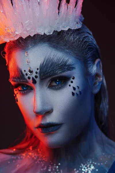 Kırmızı Işık Altındaki Büyüleyici Kar Kraliçesi Portresi Mavi Arka Planda — Stok fotoğraf