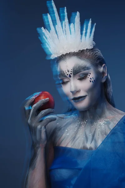 Neşeli Kış Kraliçesi Vuruşu Donmuş Derisi Kırmızı Elma Tutuyor — Stok fotoğraf