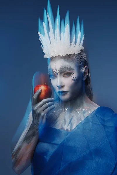 Kış Kraliçesi Nin Stüdyo Fotoğrafı Donmuş Teniyle Kırmızı Elma Tutuyor — Stok fotoğraf