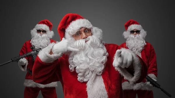 Portrait Trois Père Noël Habillé Costume Rouge Deux Avec Fusils — Photo
