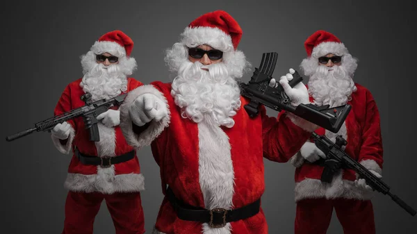 Portrait Père Noël Branché Avec Costume Rouge Fusil Pointant Vers — Photo