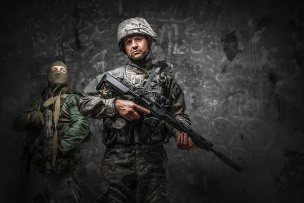 Portrait Two Military Men Dressed Uniform Holding Rifles Dark Background — Stok fotoğraf