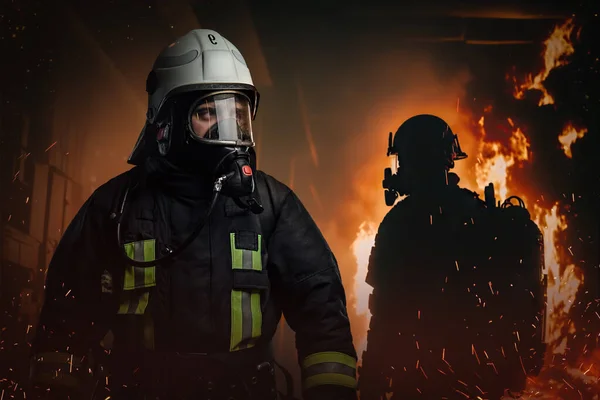 Teamwork Two Firefighters Dressed Protective Uniform Helmet Heat Inferno — Stockfoto