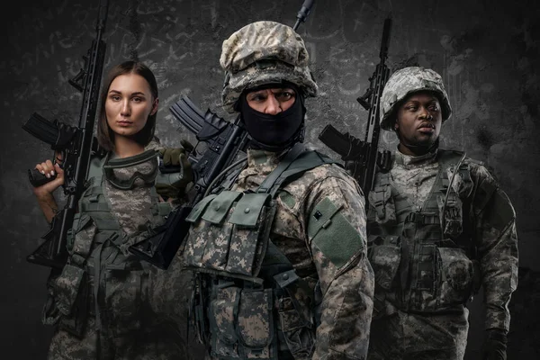 Shot Brave Military People Dressed Uniform Holding Rifles Gray Background —  Fotos de Stock