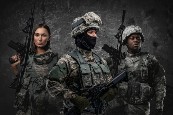 Multietnický Vojenský Tým Tří Vojáků Puškami Šedém Pozadí — Stock fotografie