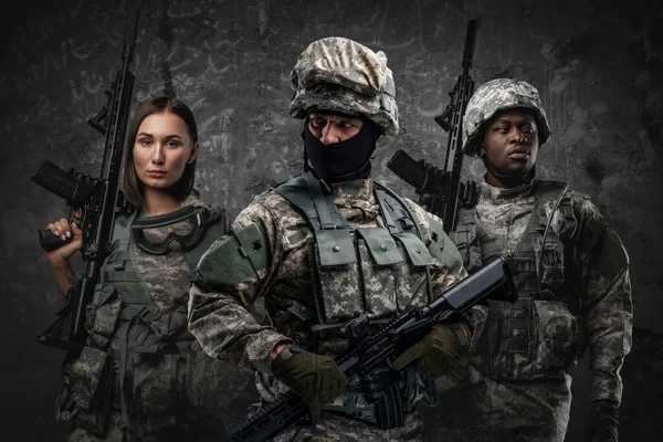 Multiethnic Military Team Three Soldiers Rifles Grey Background —  Fotos de Stock