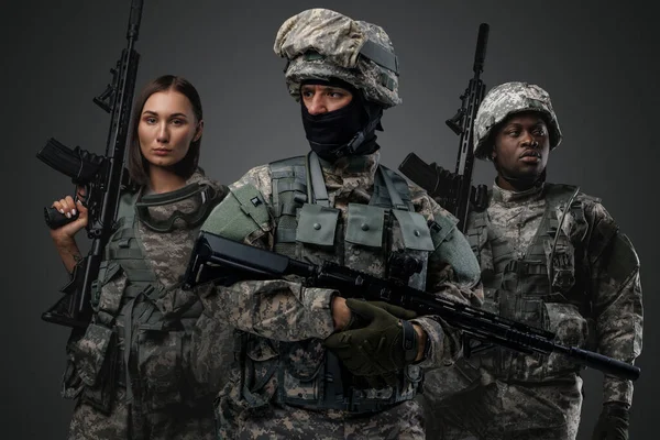 Shot Brave Military People Dressed Uniform Holding Rifles Gray Background —  Fotos de Stock