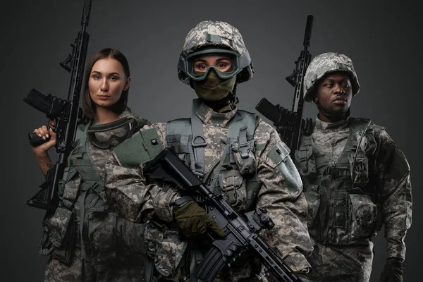 Retrato Grupo Multiétnico Soldados Vestidos Con Uniformes Camuflaje Con Rifles —  Fotos de Stock