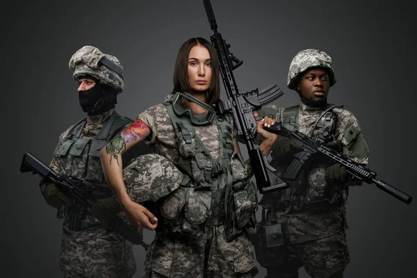 Shot Multiethnic Squad Soldiers Dressed Modern Uniforms Armed Rifles —  Fotos de Stock