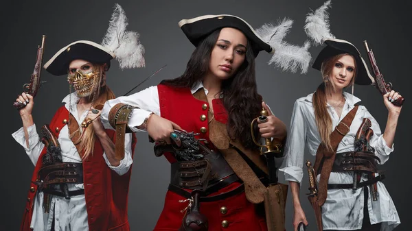 Fusillade Pirates Isolés Sur Gris Trois Femmes Vêtues Costumes Tenant — Photo