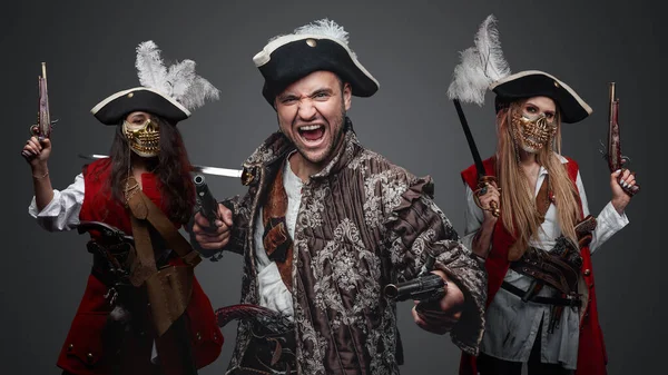Shot Screaming Pirate Man Two Buccaneer Women Flintlock Guns — Stok fotoğraf