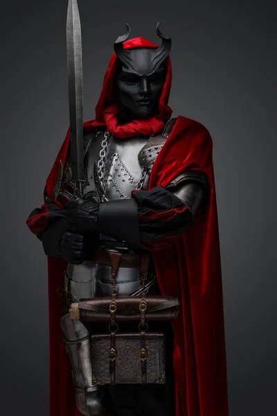 Portrait Chevalier Membre Culte Mystique Avec Masque Tenant Épée — Photo