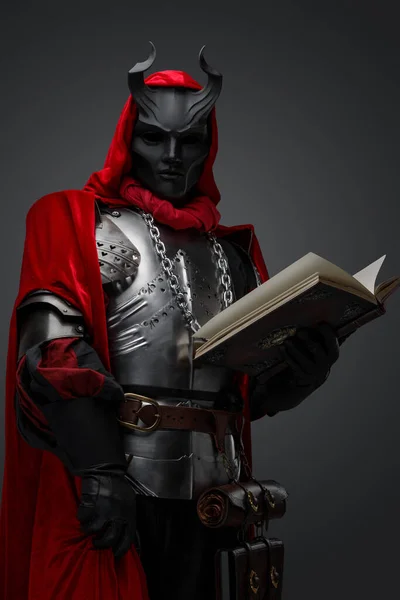 Portrait Spooky Dark Knight Plate Armor Mask Holding Book — ストック写真
