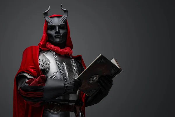 Retrato Cavaleiro Mal Com Livro Vestido Com Roupão Vermelho Armadura — Fotografia de Stock