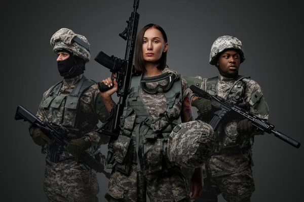 Disparo Escuadrón Multiétnico Soldados Vestidos Con Uniformes Modernos Armados Con —  Fotos de Stock