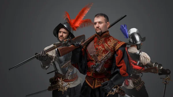 Studio Shot Handsome Conquistador Rifles Two Soldiers Dressed Plate Armor — Stockfoto