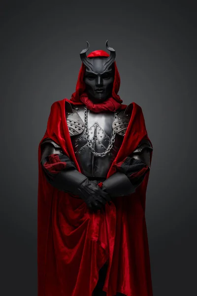 Retrato Cavaleiro Escuro Com Roupão Vermelho Máscara Preta Isolada Fundo — Fotografia de Stock
