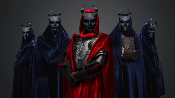 Studioaufnahme Von Fünf Mitgliedern Der Okkulten Bruderschaft Vor Grauem Hintergrund — Stockfoto