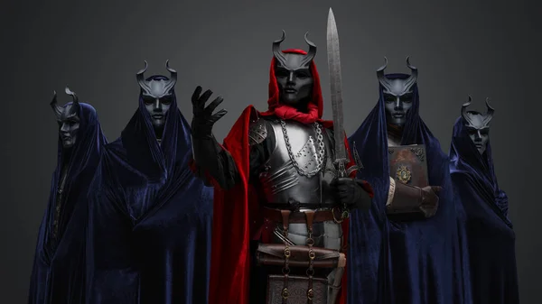 闇のカルトの4人のメンバーと剣で彼らのリーダーの肖像画 — ストック写真
