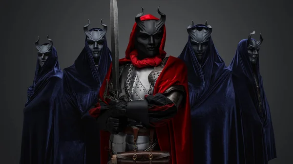 闇のカルトの4人のメンバーと剣で彼らのリーダーの肖像画 — ストック写真