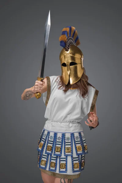 Shot Ancient Greek Soldier Woman Dressed Light Armor Holding Gladius — Stock fotografie