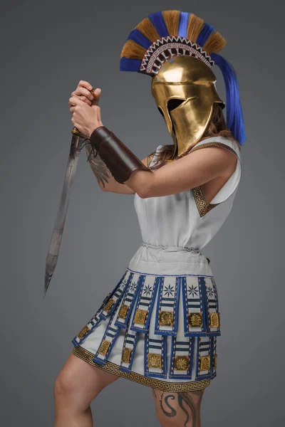 Shot Antique Greek Warrior Woman Dressed Light Armor Holding Sword — Stock Photo, Image