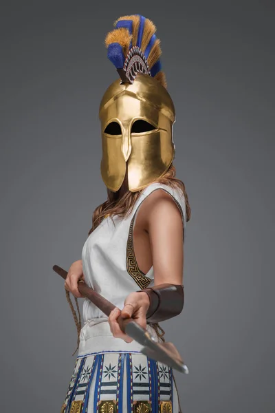 Retrato Una Lanzadora Griega Vestida Con Armadura Ligera Casco Dorado —  Fotos de Stock