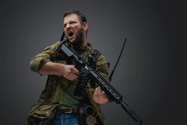 Studio Shot Isolated Grey Background Aggressive Man Rifle Survived Armageddon — Stock Photo, Image