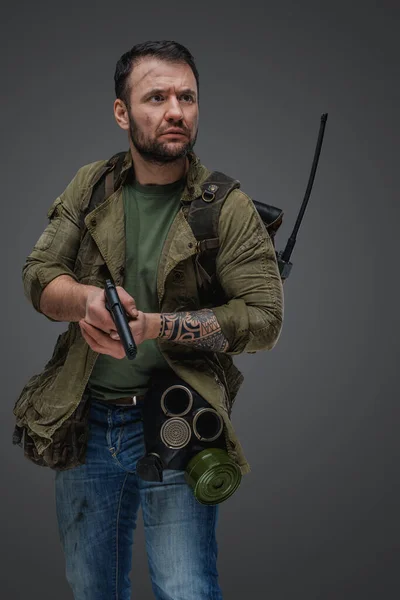 Shot Serious Guy Gun Backpack Survived Post Apocalypse — Stock Photo, Image