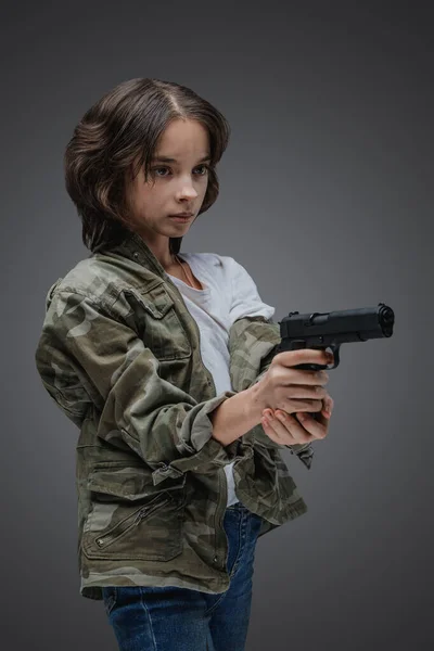 Shot Bold Young Girl Camouflage Jacket Handgun Gray Background — Stock Photo, Image