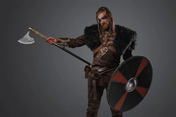 Studio Shot Redhead Nordic Warrior Holding Shield Axe — Stock Photo, Image