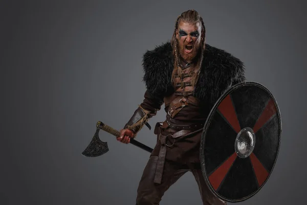 Shot Angry Scandinavian Barbarian Dressed Leather Armor Grey Background — Stock Photo, Image