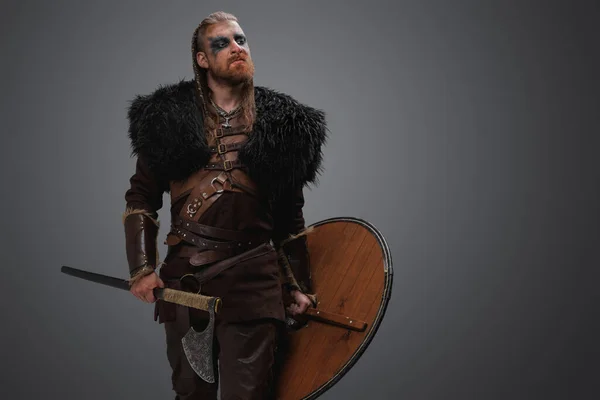 Shot Medieval Nordic Barbarian Black Fur Armor Holding Axe — Stock Photo, Image