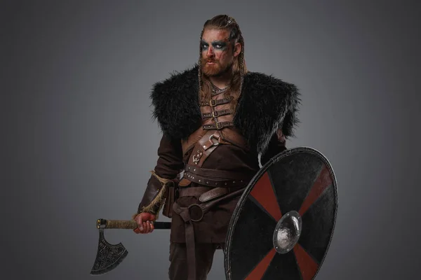 毛皮や革の鎧に身を包んだ古代のバイキング保持シールドと斧の肖像画 — ストック写真