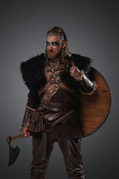 Портрет Средневекового Викинга Щитом Топором Одетый Черный Мех — стоковое фото